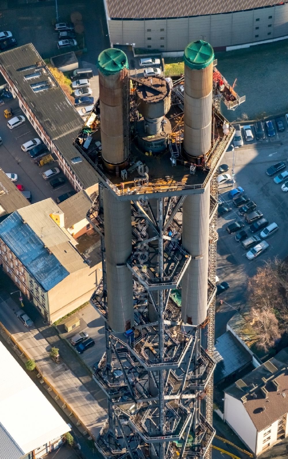 Luftaufnahme Duisburg - Abrißarbeiten an den Turmbauwerken der Industrie- Schornsteine der STADTWERKE DUISBURG an der Charlottenstraße im Ortsteil Altstadt in Duisburg im Bundesland Nordrhein-Westfalen