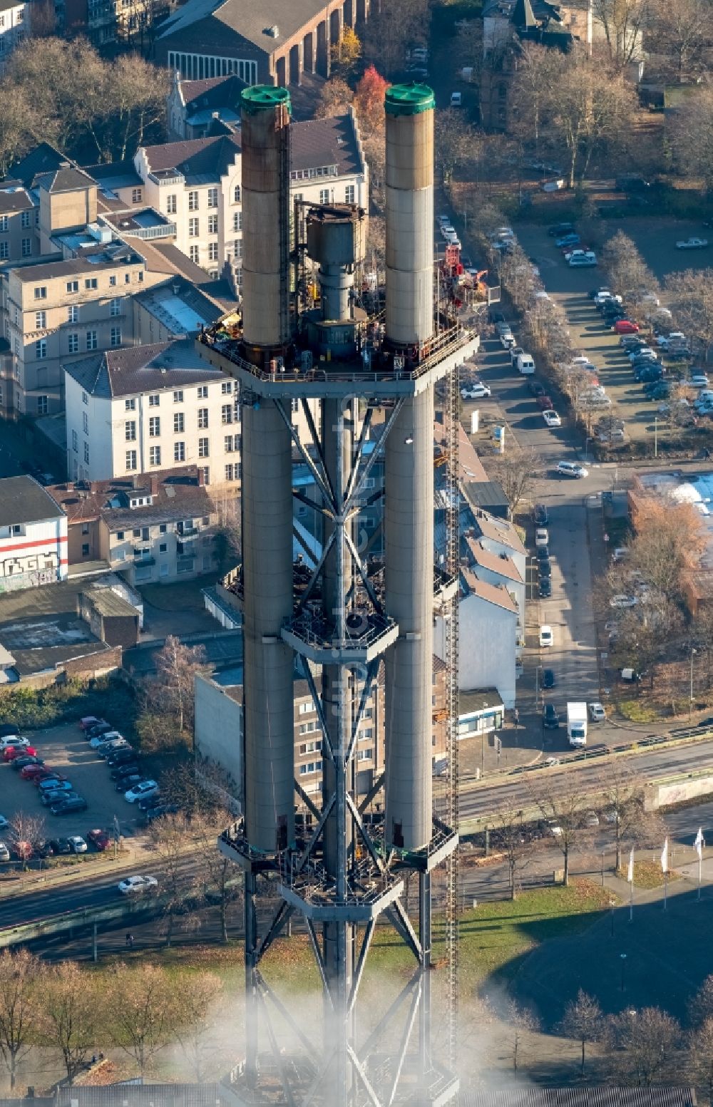 Duisburg von oben - Abrißarbeiten an den Turmbauwerken der Industrie- Schornsteine der STADTWERKE DUISBURG an der Charlottenstraße im Ortsteil Altstadt in Duisburg im Bundesland Nordrhein-Westfalen