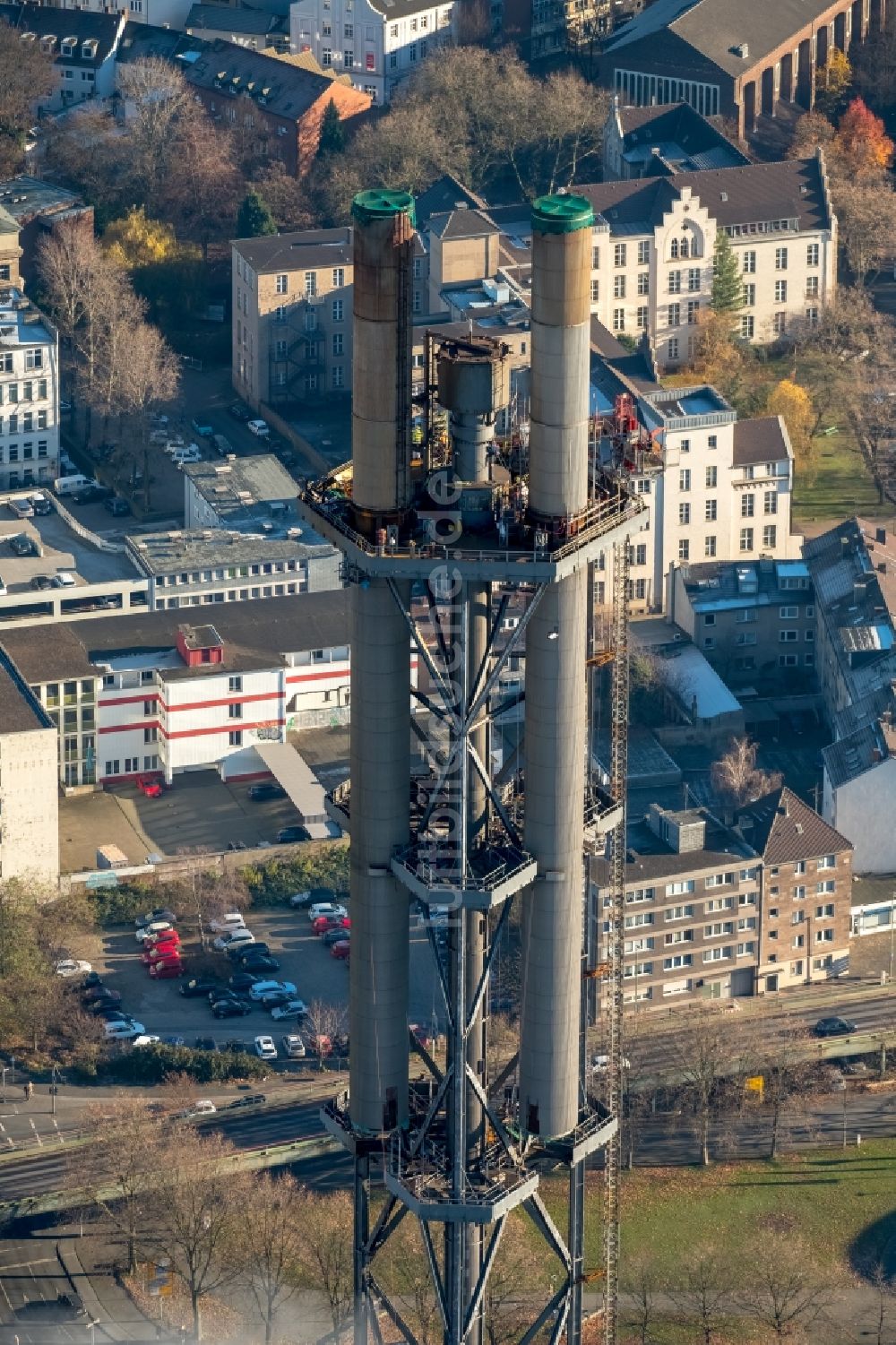 Duisburg aus der Vogelperspektive: Abrißarbeiten an den Turmbauwerken der Industrie- Schornsteine der STADTWERKE DUISBURG an der Charlottenstraße im Ortsteil Altstadt in Duisburg im Bundesland Nordrhein-Westfalen