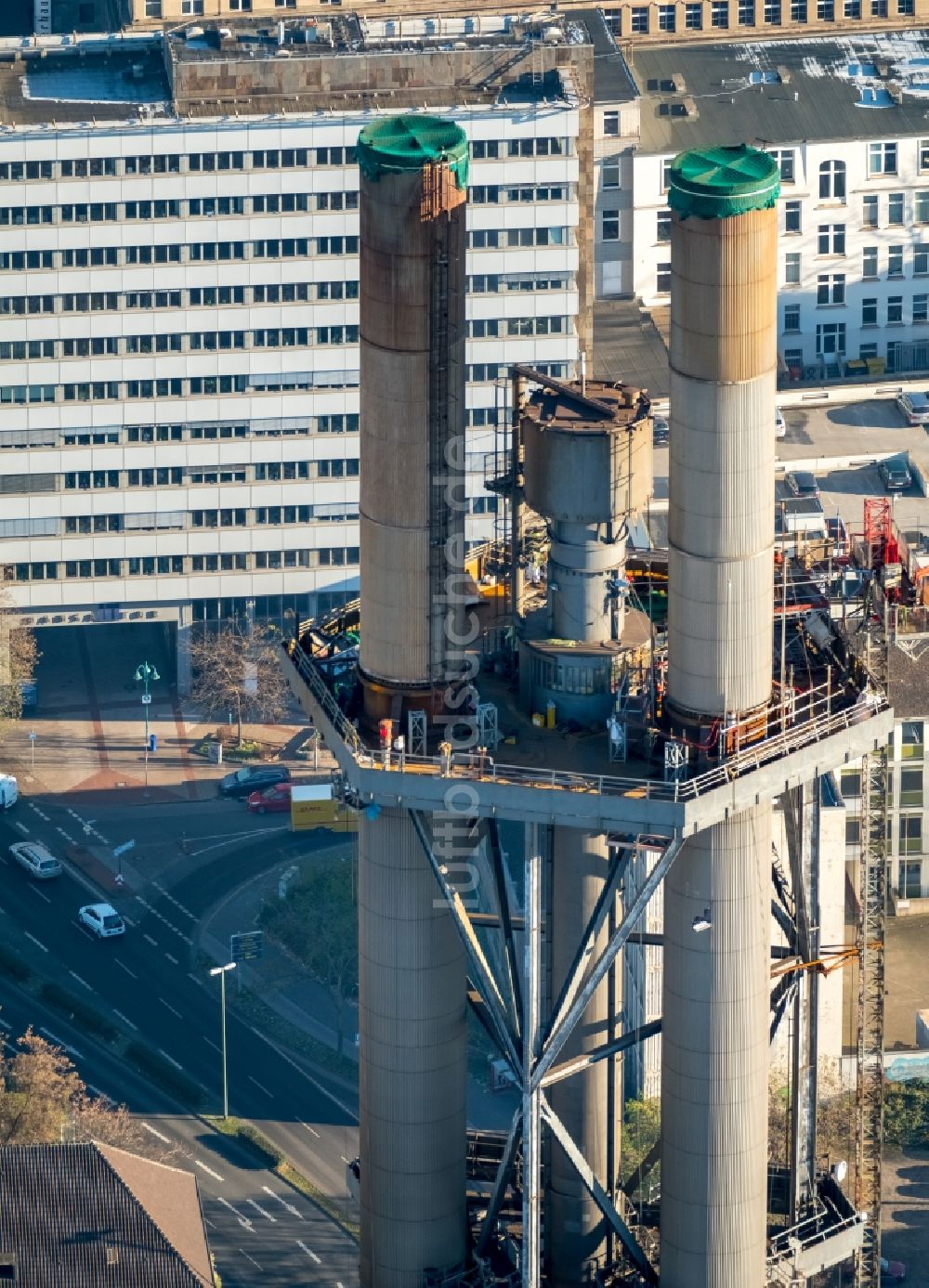 Luftbild Duisburg - Abrißarbeiten an den Turmbauwerken der Industrie- Schornsteine der STADTWERKE DUISBURG an der Charlottenstraße im Ortsteil Altstadt in Duisburg im Bundesland Nordrhein-Westfalen