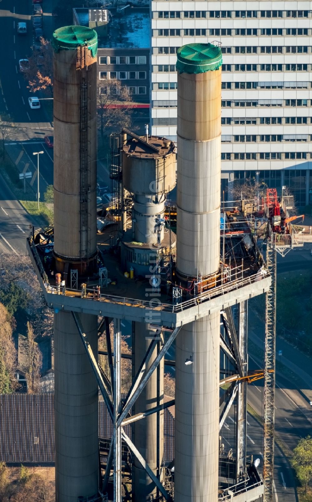 Luftaufnahme Duisburg - Abrißarbeiten an den Turmbauwerken der Industrie- Schornsteine der STADTWERKE DUISBURG an der Charlottenstraße im Ortsteil Altstadt in Duisburg im Bundesland Nordrhein-Westfalen