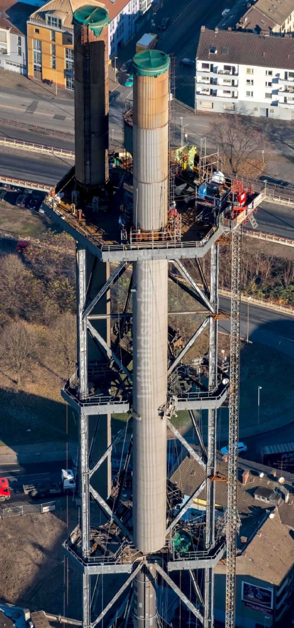 Duisburg von oben - Abrißarbeiten an den Turmbauwerken der Industrie- Schornsteine der STADTWERKE DUISBURG an der Charlottenstraße im Ortsteil Altstadt in Duisburg im Bundesland Nordrhein-Westfalen