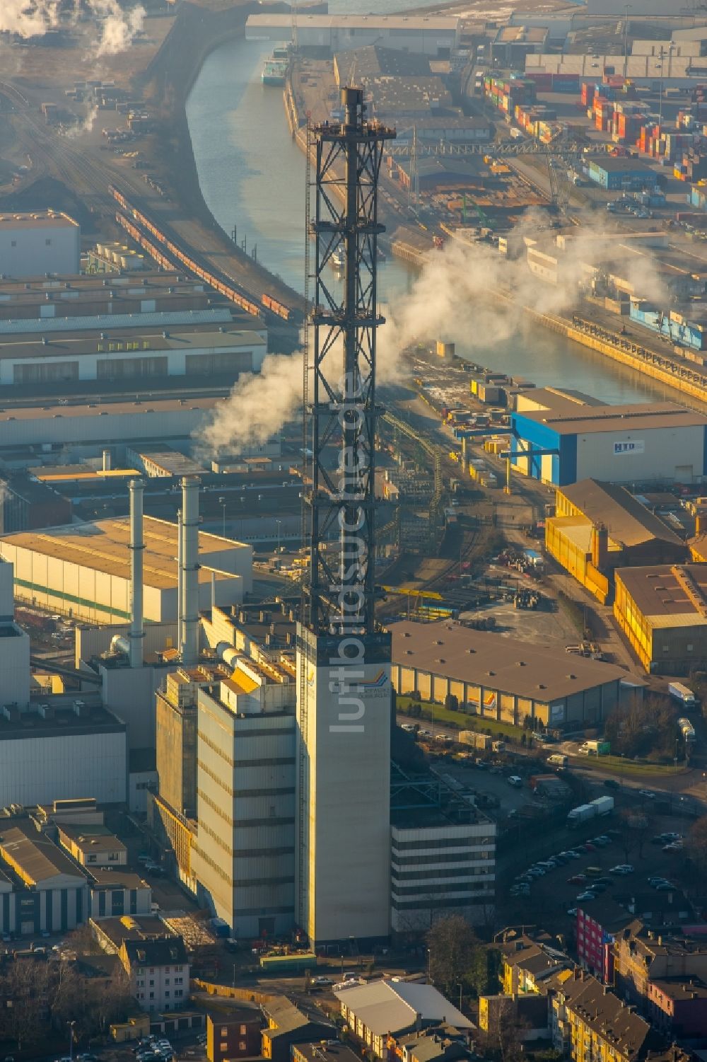 Duisburg von oben - Abrißarbeiten an den Turmbauwerken der Industrie- Schornsteine der STADTWERKE DUISBURG an der Charlottenstraße im Ortsteil Altstadt in Duisburg im Bundesland Nordrhein-Westfalen