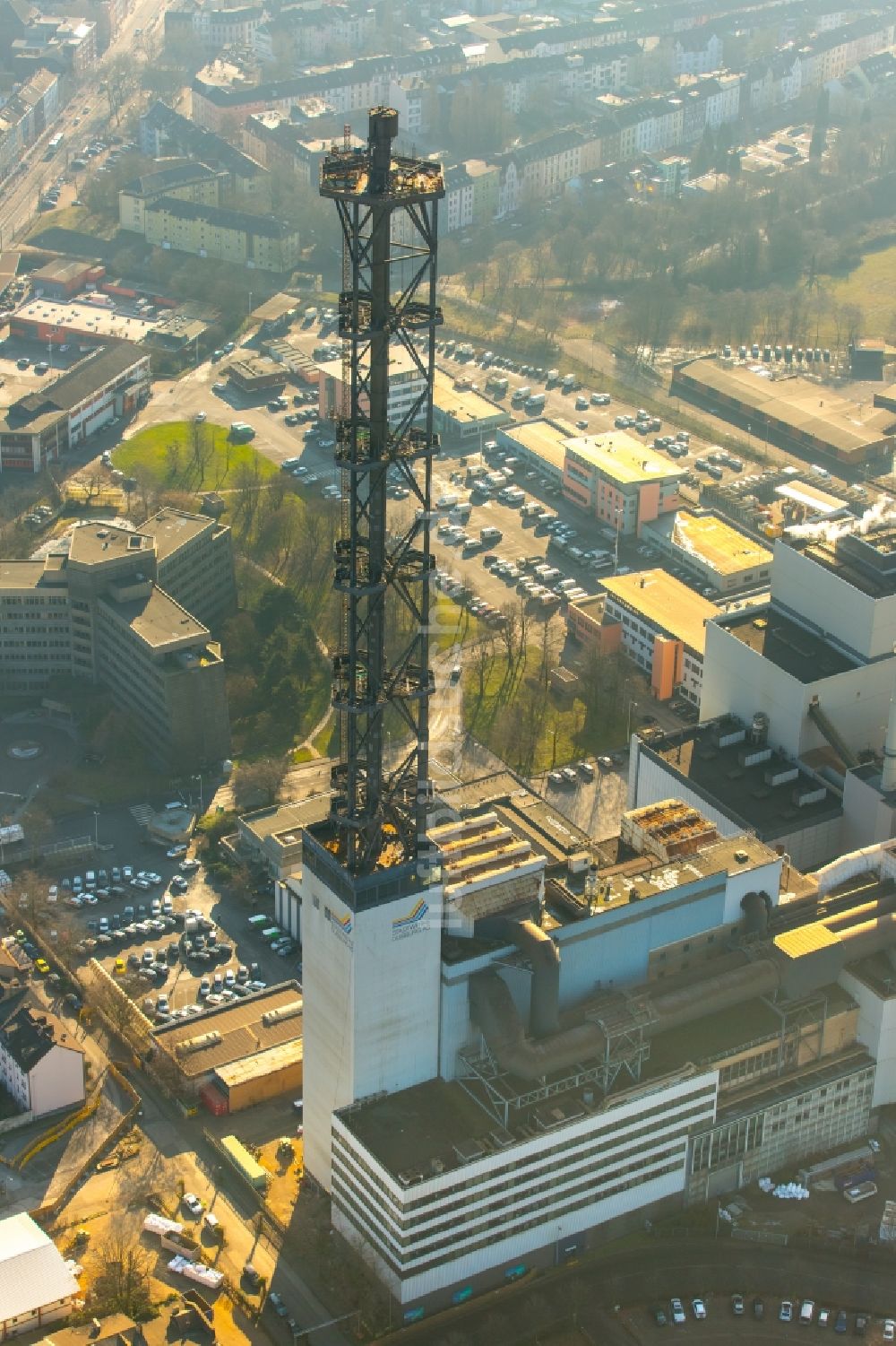 Duisburg aus der Vogelperspektive: Abrißarbeiten an den Turmbauwerken der Industrie- Schornsteine der STADTWERKE DUISBURG an der Charlottenstraße im Ortsteil Altstadt in Duisburg im Bundesland Nordrhein-Westfalen