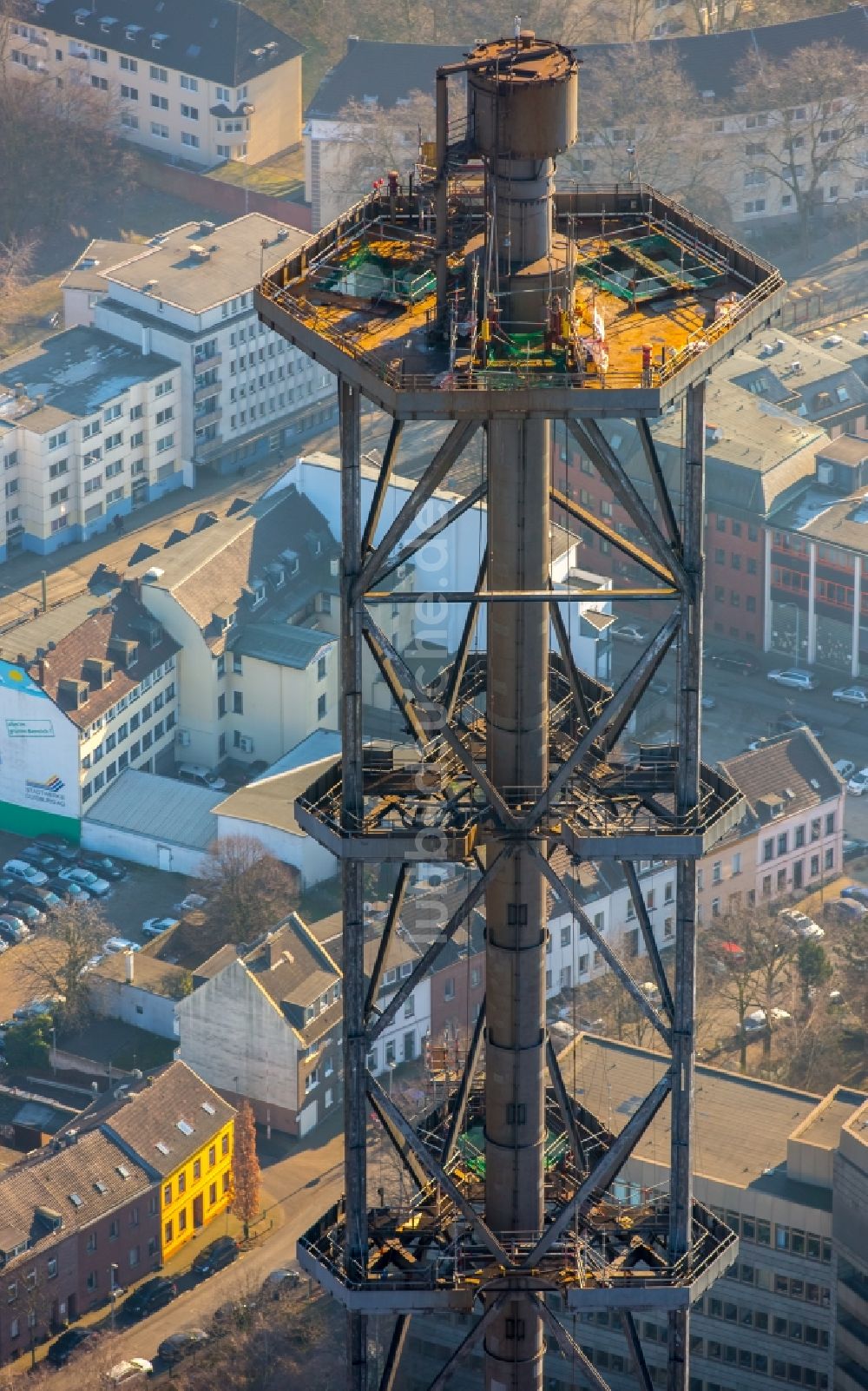 Luftbild Duisburg - Abrißarbeiten an den Turmbauwerken der Industrie- Schornsteine der STADTWERKE DUISBURG an der Charlottenstraße im Ortsteil Altstadt in Duisburg im Bundesland Nordrhein-Westfalen