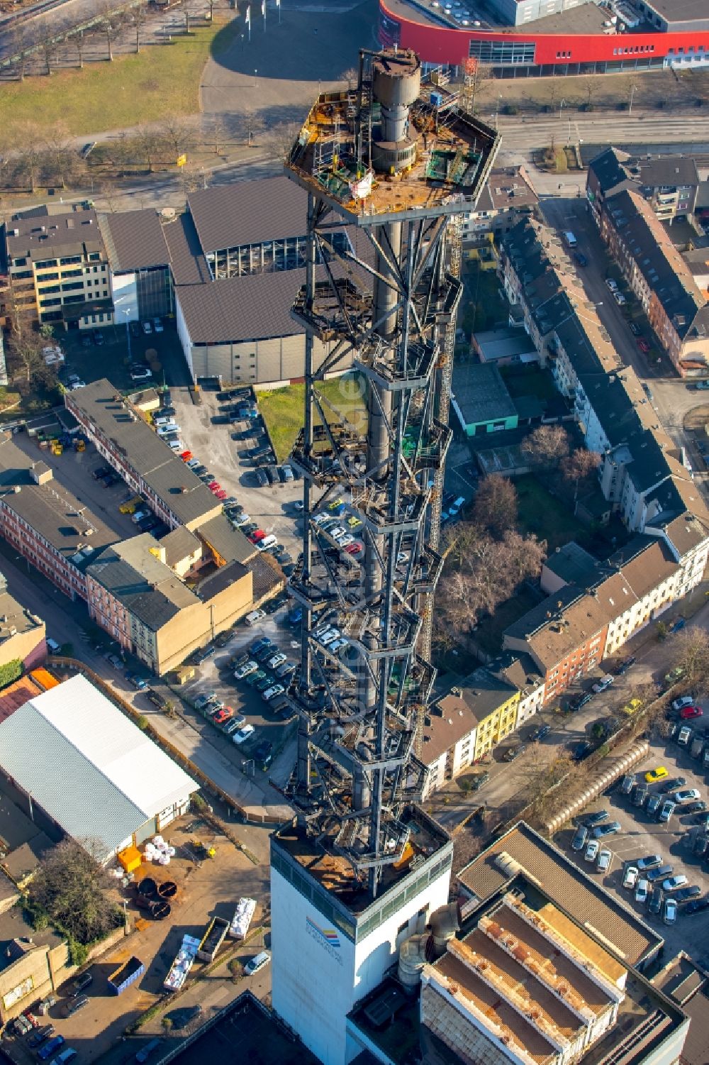 Luftaufnahme Duisburg - Abrißarbeiten an den Turmbauwerken der Industrie- Schornsteine der STADTWERKE DUISBURG an der Charlottenstraße im Ortsteil Altstadt in Duisburg im Bundesland Nordrhein-Westfalen