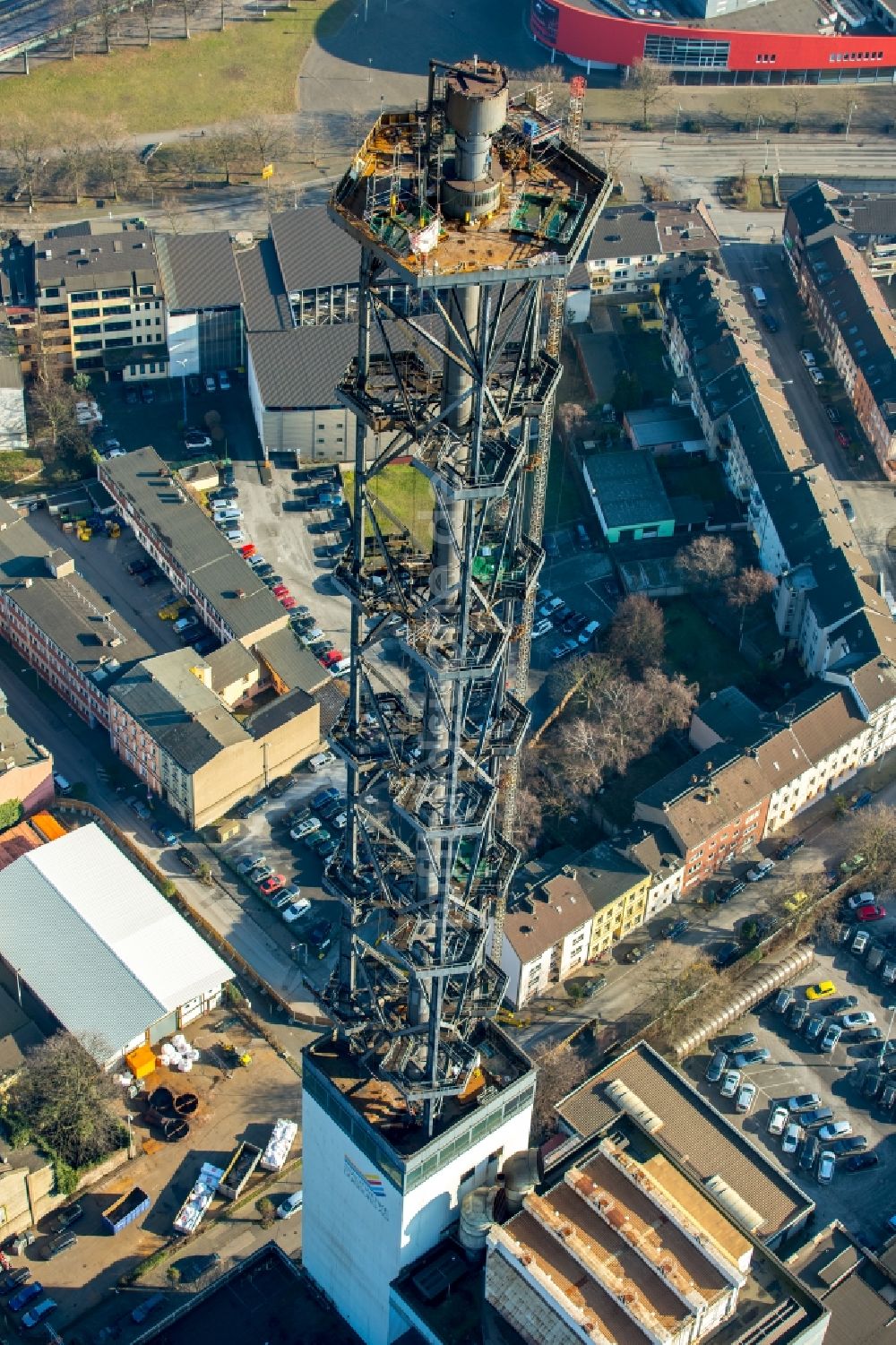 Duisburg von oben - Abrißarbeiten an den Turmbauwerken der Industrie- Schornsteine der STADTWERKE DUISBURG an der Charlottenstraße im Ortsteil Altstadt in Duisburg im Bundesland Nordrhein-Westfalen