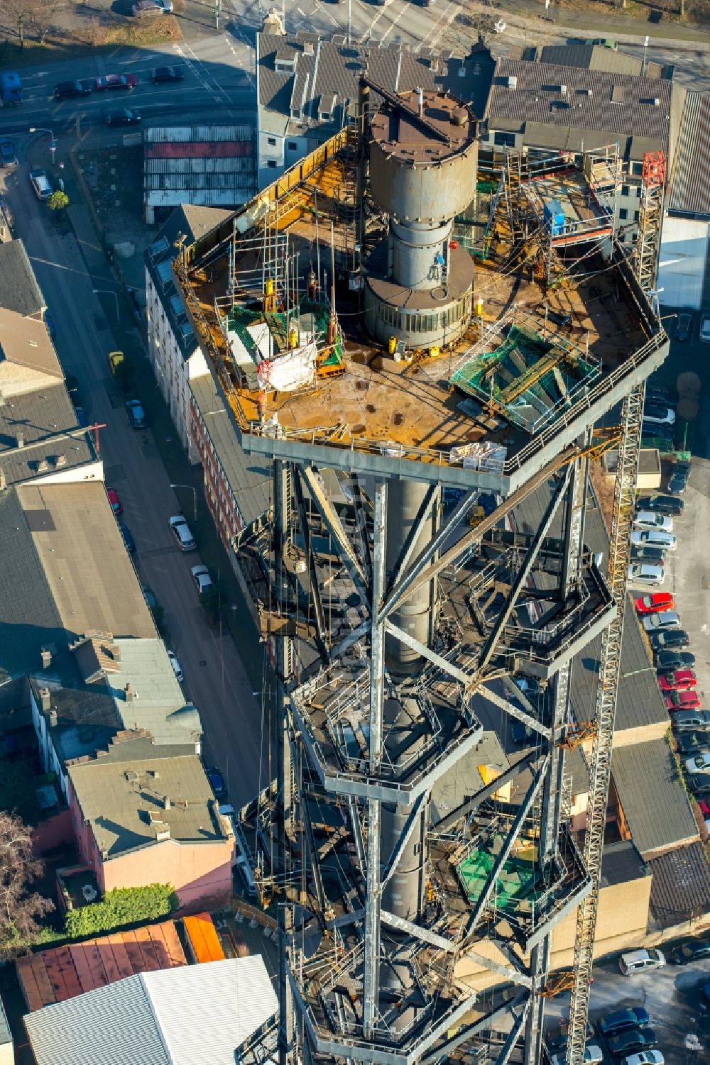 Duisburg aus der Vogelperspektive: Abrißarbeiten an den Turmbauwerken der Industrie- Schornsteine der STADTWERKE DUISBURG an der Charlottenstraße im Ortsteil Altstadt in Duisburg im Bundesland Nordrhein-Westfalen