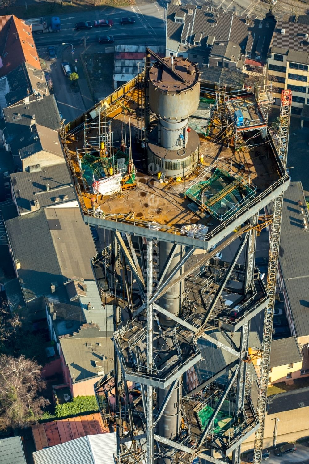 Luftbild Duisburg - Abrißarbeiten an den Turmbauwerken der Industrie- Schornsteine der STADTWERKE DUISBURG an der Charlottenstraße im Ortsteil Altstadt in Duisburg im Bundesland Nordrhein-Westfalen