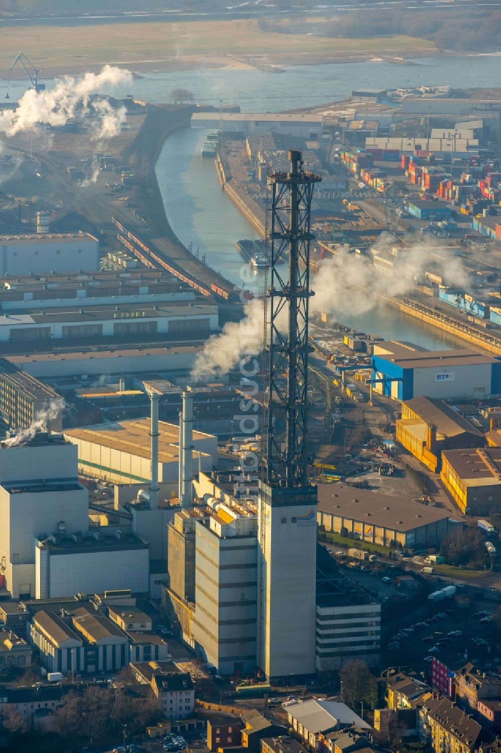 Luftaufnahme Duisburg - Abrißarbeiten an den Turmbauwerken der Industrie- Schornsteine der STADTWERKE DUISBURG an der Charlottenstraße im Ortsteil Altstadt in Duisburg im Bundesland Nordrhein-Westfalen