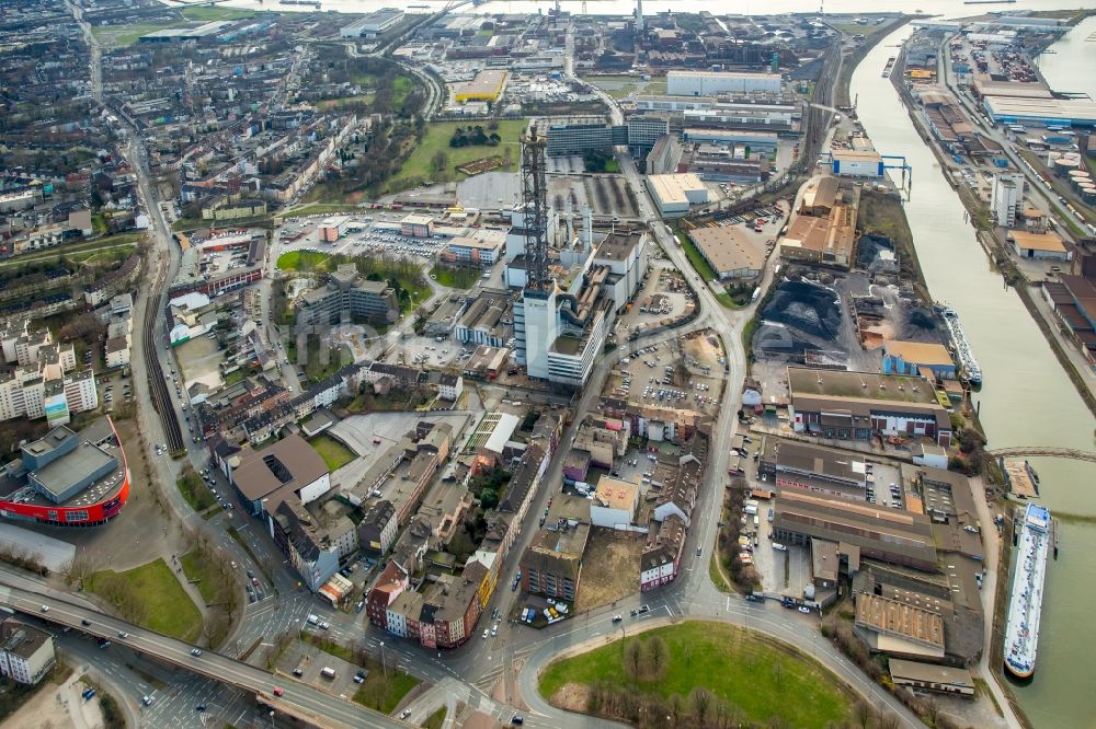 Luftbild Duisburg - Abrißarbeiten an den Turmbauwerken der Industrie- Schornsteine der STADTWERKE DUISBURG an der Charlottenstraße im Ortsteil Altstadt in Duisburg im Bundesland Nordrhein-Westfalen