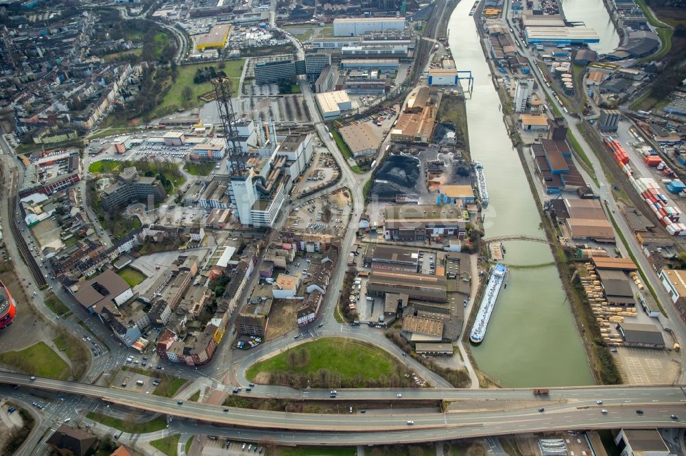 Luftaufnahme Duisburg - Abrißarbeiten an den Turmbauwerken der Industrie- Schornsteine der STADTWERKE DUISBURG an der Charlottenstraße im Ortsteil Altstadt in Duisburg im Bundesland Nordrhein-Westfalen