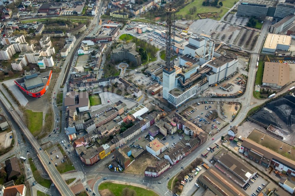 Duisburg von oben - Abrißarbeiten an den Turmbauwerken der Industrie- Schornsteine der STADTWERKE DUISBURG an der Charlottenstraße im Ortsteil Altstadt in Duisburg im Bundesland Nordrhein-Westfalen