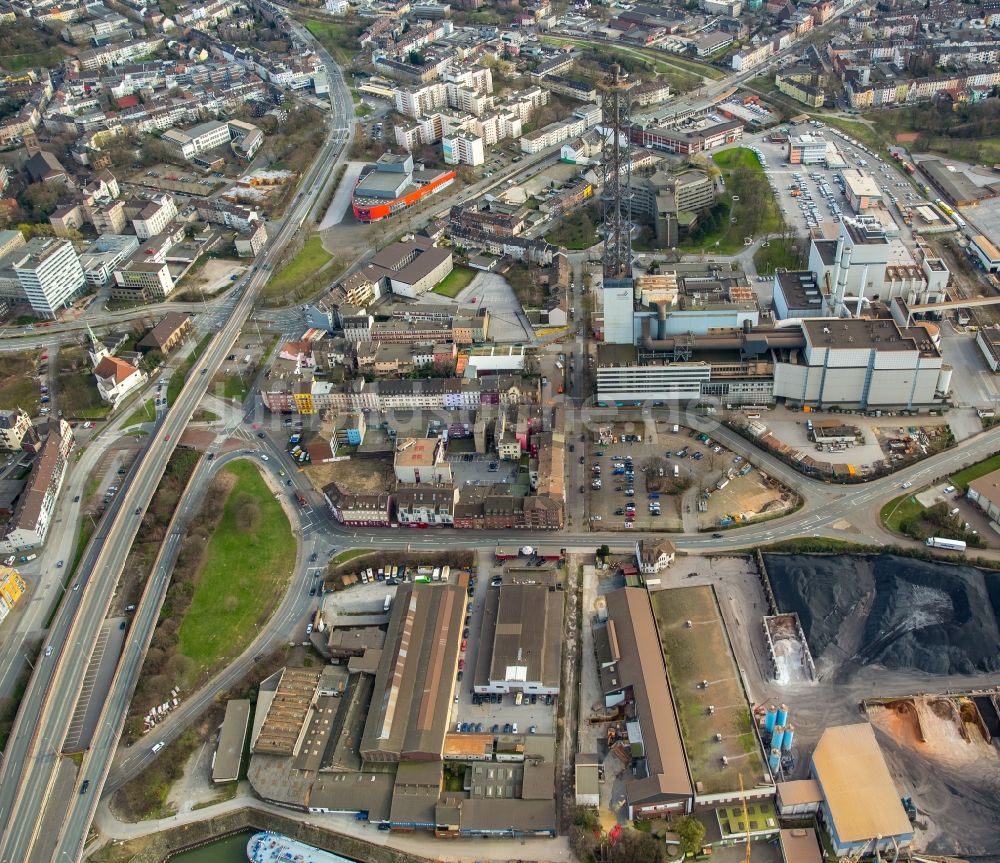 Duisburg aus der Vogelperspektive: Abrißarbeiten an den Turmbauwerken der Industrie- Schornsteine der STADTWERKE DUISBURG an der Charlottenstraße im Ortsteil Altstadt in Duisburg im Bundesland Nordrhein-Westfalen