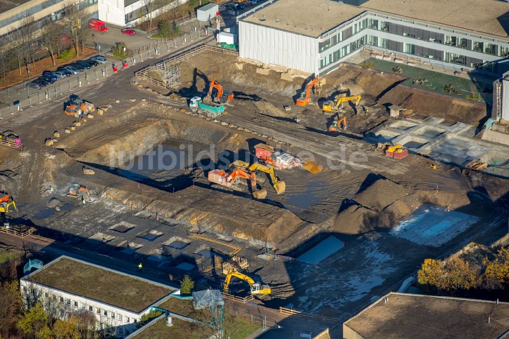 Luftaufnahme Bochum - Abrißarbeiten der Urgebäude der RUB am Campus der Ruhr-Universität Bochum im Bundesland Nordrhein-Westfalen