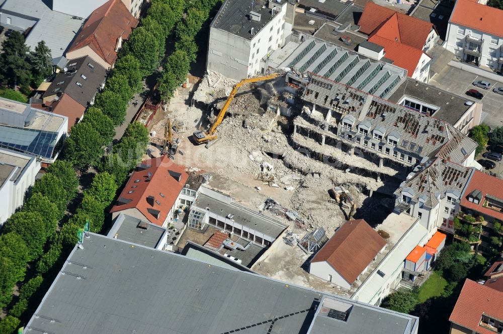 Luftbild Erlangen - Abrißarbeiten zum Abbruch der Grande Galerie zeigt sich an der Nürnberger Straße in Erlangen im Bundesland Bayern