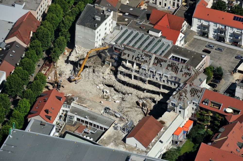 Luftaufnahme Erlangen - Abrißarbeiten zum Abbruch der Grande Galerie zeigt sich an der Nürnberger Straße in Erlangen im Bundesland Bayern