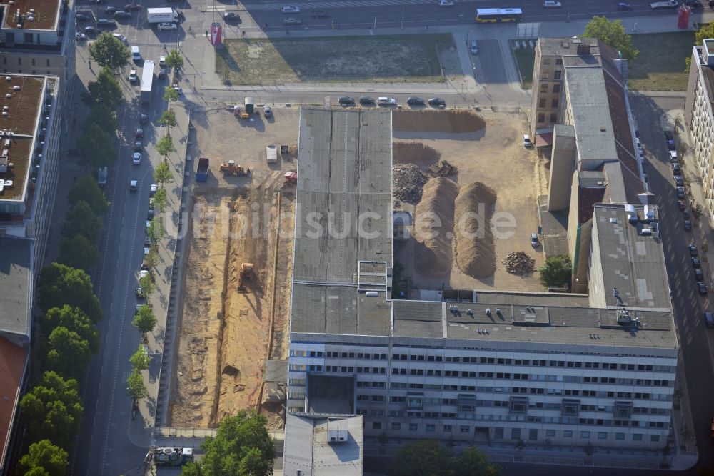 Luftaufnahme Berlin - Abrissbaustelle des ehemaligen Bauministeriums der DDR am Petriplatz im Bezirk Mitte in Berlin