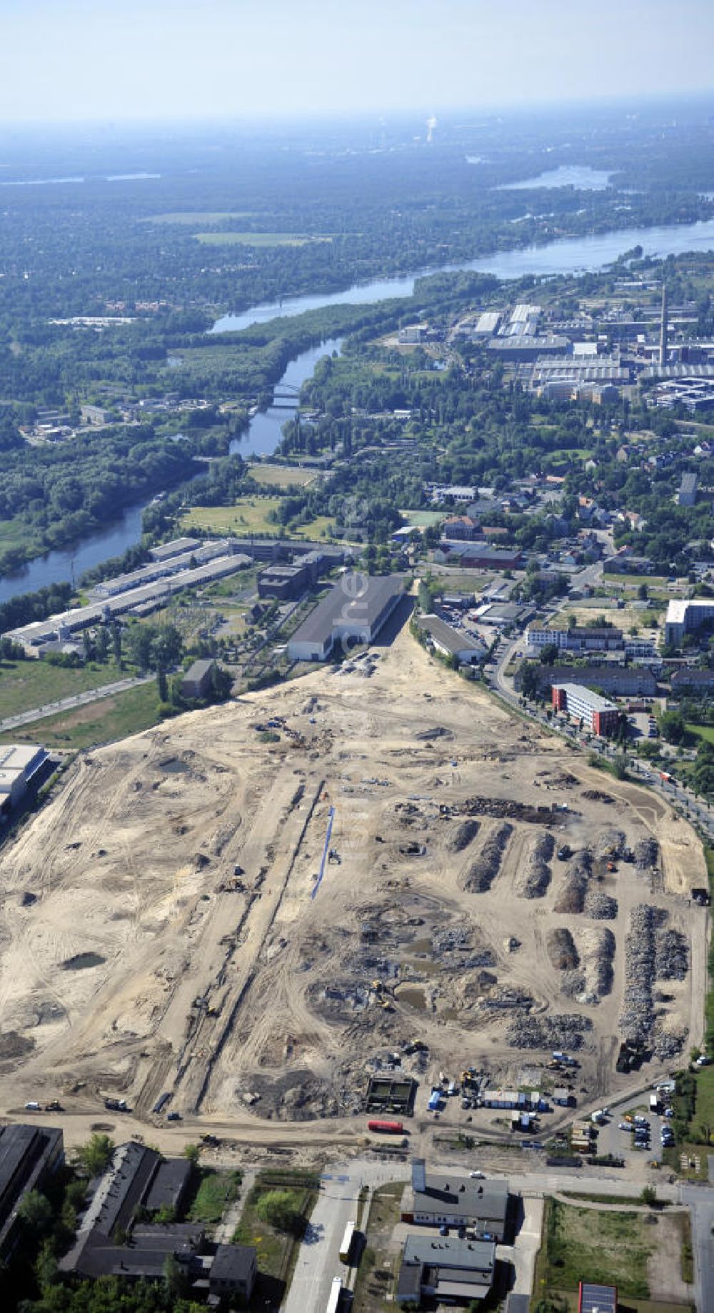 Luftaufnahme Hennigsdorf - Abrissfläche Altwalzwerk im Gewerbegebiet Nord Hennigsdorf