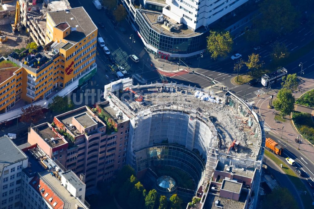 Luftaufnahme Berlin - Abrißfläche der Bürohaus- Gebäude der früheren Zentrale der Berliner Volksbank an der Budapester Straße Ecke Kurfürstenstraße im Ortsteil Mitte in Berlin, Deutschland