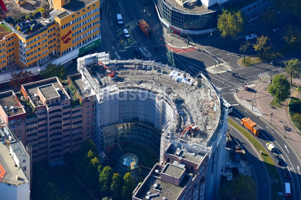 Berlin von oben - Abrißfläche der Bürohaus- Gebäude der früheren Zentrale der Berliner Volksbank an der Budapester Straße Ecke Kurfürstenstraße im Ortsteil Mitte in Berlin, Deutschland