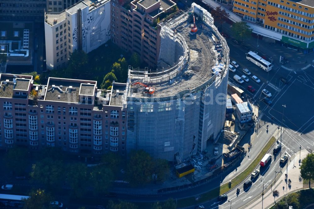 Luftaufnahme Berlin - Abrißfläche der Bürohaus- Gebäude der früheren Zentrale der Berliner Volksbank an der Budapester Straße Ecke Kurfürstenstraße im Ortsteil Mitte in Berlin, Deutschland