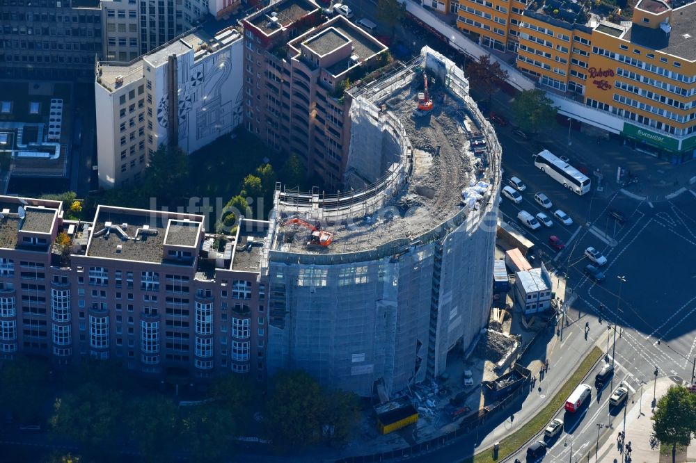 Berlin von oben - Abrißfläche der Bürohaus- Gebäude der früheren Zentrale der Berliner Volksbank an der Budapester Straße Ecke Kurfürstenstraße im Ortsteil Mitte in Berlin, Deutschland