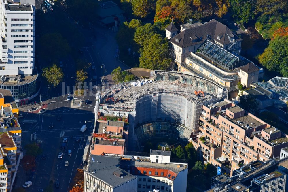 Luftbild Berlin - Abrißfläche der Bürohaus- Gebäude der früheren Zentrale der Berliner Volksbank an der Budapester Straße Ecke Kurfürstenstraße im Ortsteil Mitte in Berlin, Deutschland