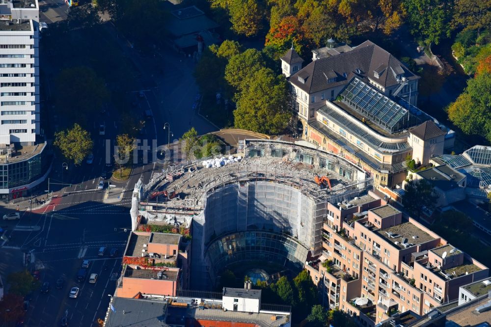 Luftaufnahme Berlin - Abrißfläche der Bürohaus- Gebäude der früheren Zentrale der Berliner Volksbank an der Budapester Straße Ecke Kurfürstenstraße im Ortsteil Mitte in Berlin, Deutschland