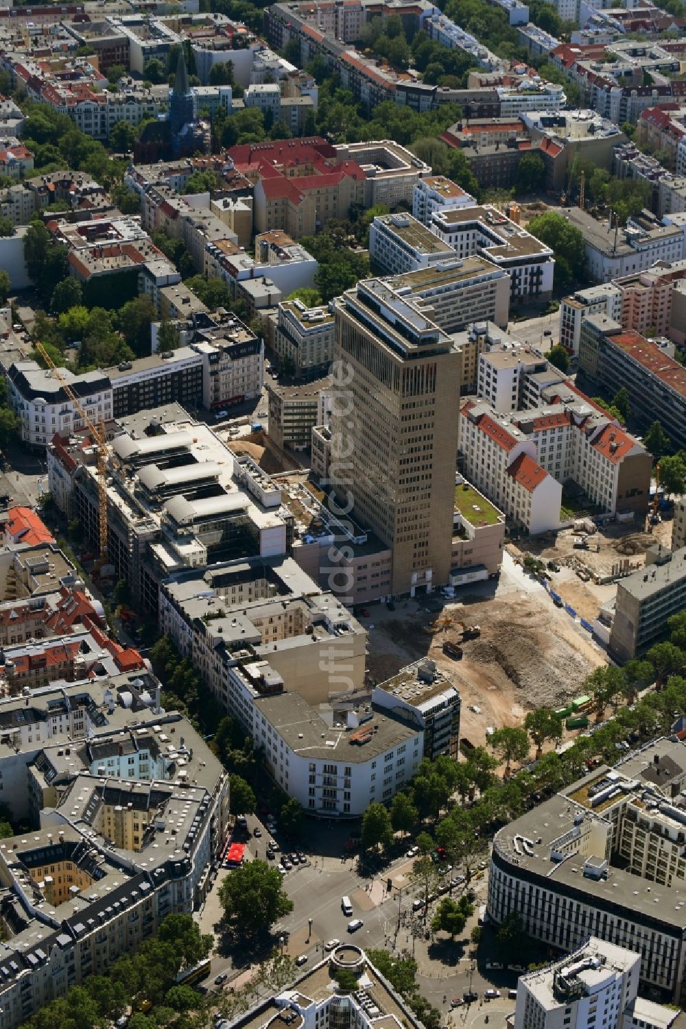 Berlin aus der Vogelperspektive: Abrißfläche der Bürohaus- Gebäude am Hochhaus Kurfürstendamm Karree im Ortsteil Charlottenburg in Berlin, Deutschland