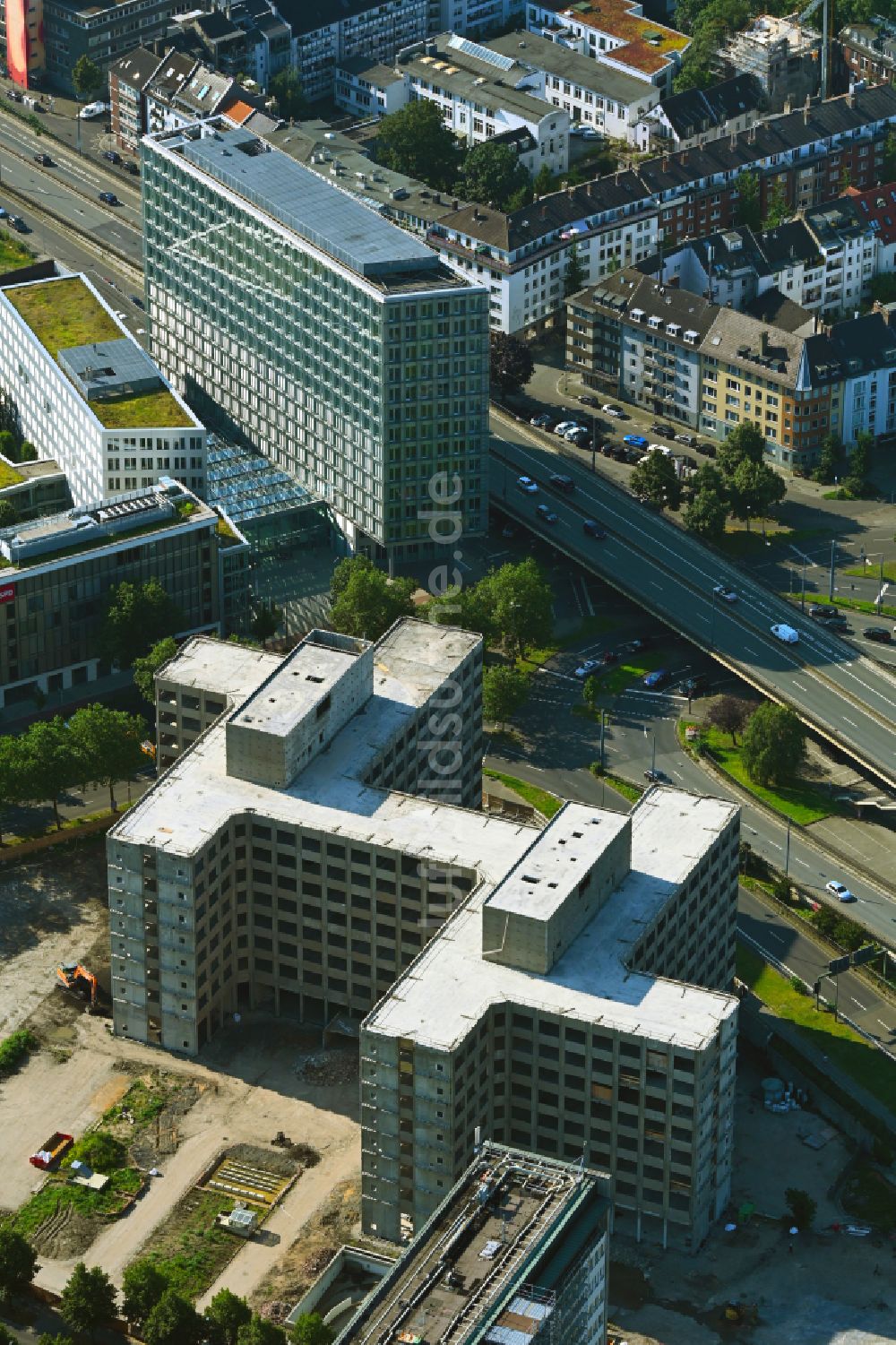 Luftaufnahme Düsseldorf - Abrißfläche der Bürohaus- Gebäude des Hochhauses des ehemaligen Innenministeriums in Düsseldorf im Bundesland Nordrhein-Westfalen, Deutschland