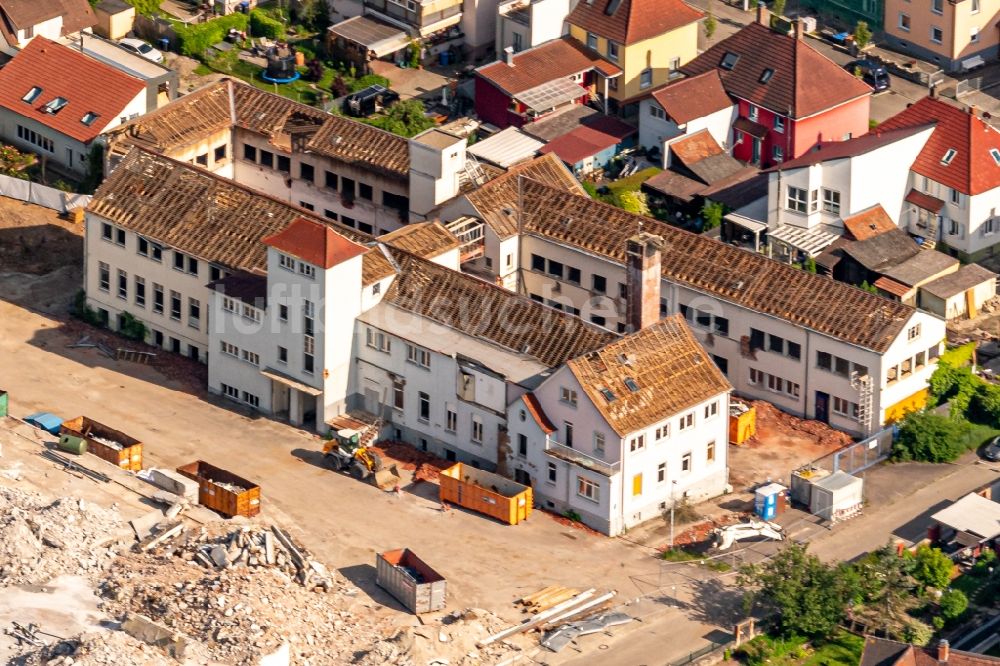 Luftbild Kenzingen - Abrißfläche der Bürohaus- Gebäude Kaiserhöfe Bombacher Strasse und Ortszentrum in Kenzingen im Bundesland Baden-Württemberg, Deutschland