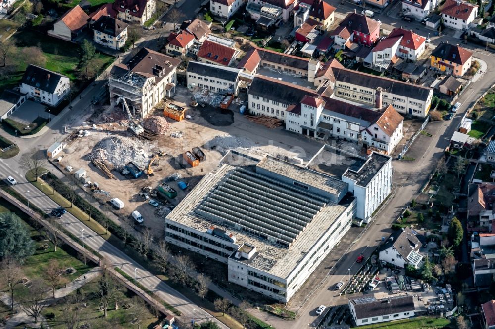 Luftbild Kenzingen - Abrißfläche der Bürohaus- Gebäude Kaiserhöfe in Kenzingen im Bundesland Baden-Württemberg, Deutschland