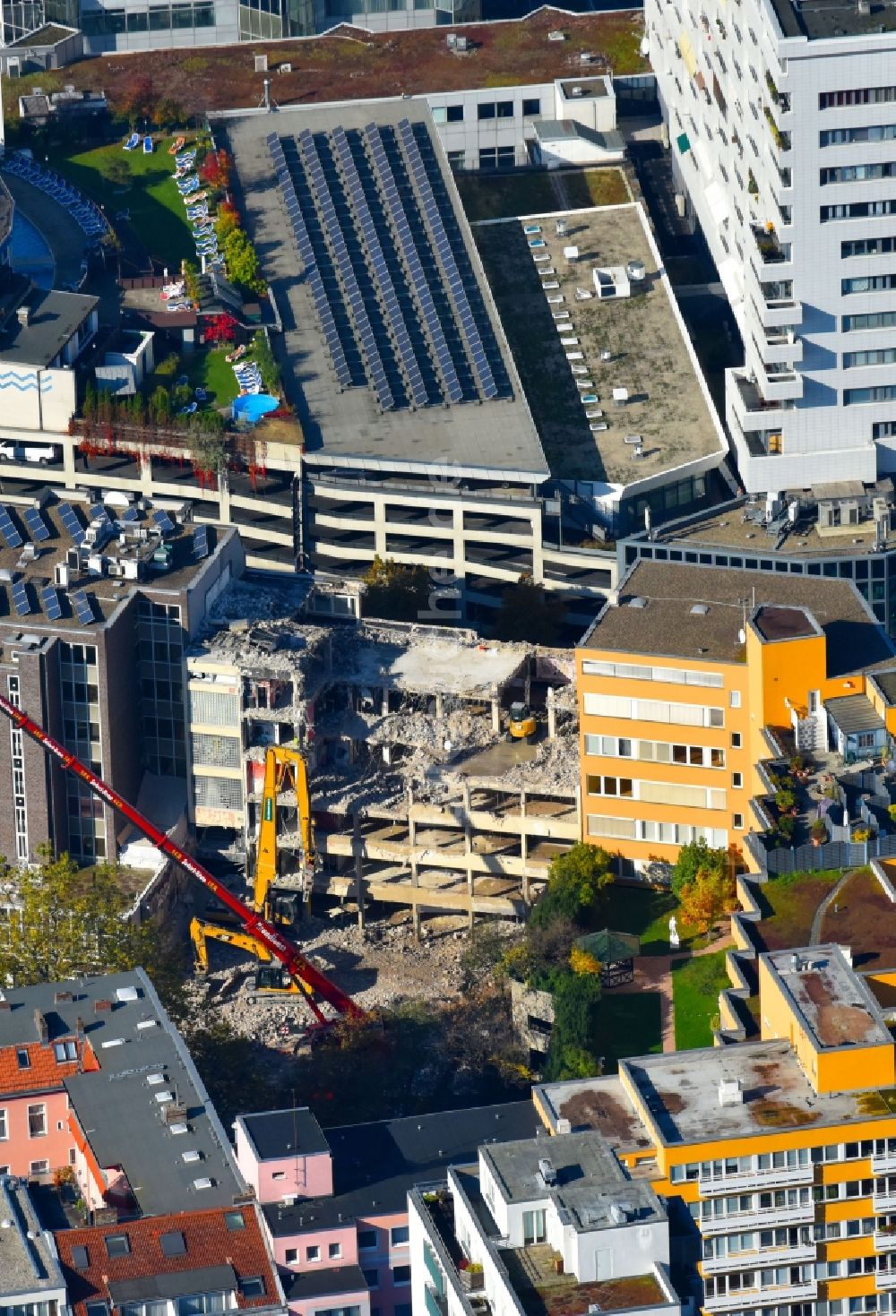 Berlin von oben - Abrißfläche der Bürohaus- Gebäude Nürnberger Straße im Ortsteil Charlottenburg in Berlin, Deutschland