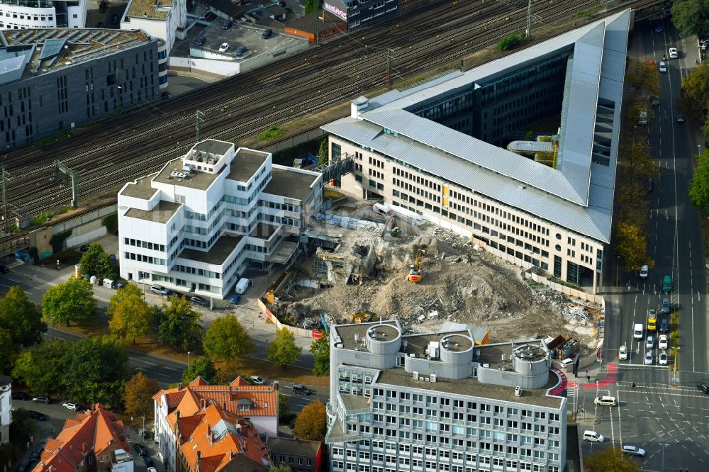 Hannover aus der Vogelperspektive: Abrißfläche der Bürohaus- Gebäude des Ärztehaus an der Berliner Allee in Hannover im Bundesland Niedersachsen, Deutschland