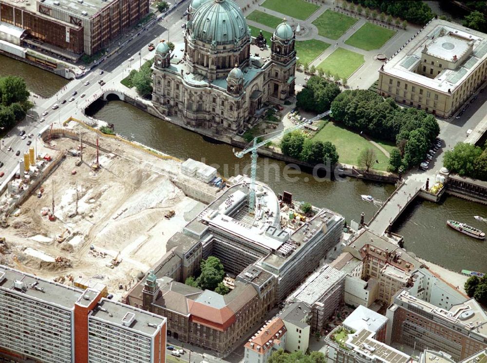 Berlin aus der Vogelperspektive: Abrißfläche des ehem. Palasthotels (SAS) am Berliner Dom in Berlin - Mitte.