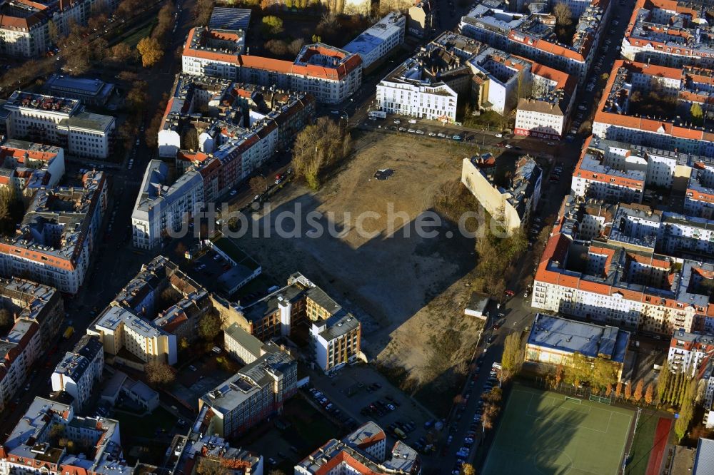 Berlin aus der Vogelperspektive: Abrissfläche des ehemaligen Firmengebäudes der Freudenberg Spezialdichtungsprodukte GmbH&Co. im Wohngebiet an der Boxhagener Straße in Berlin Friedrichshain