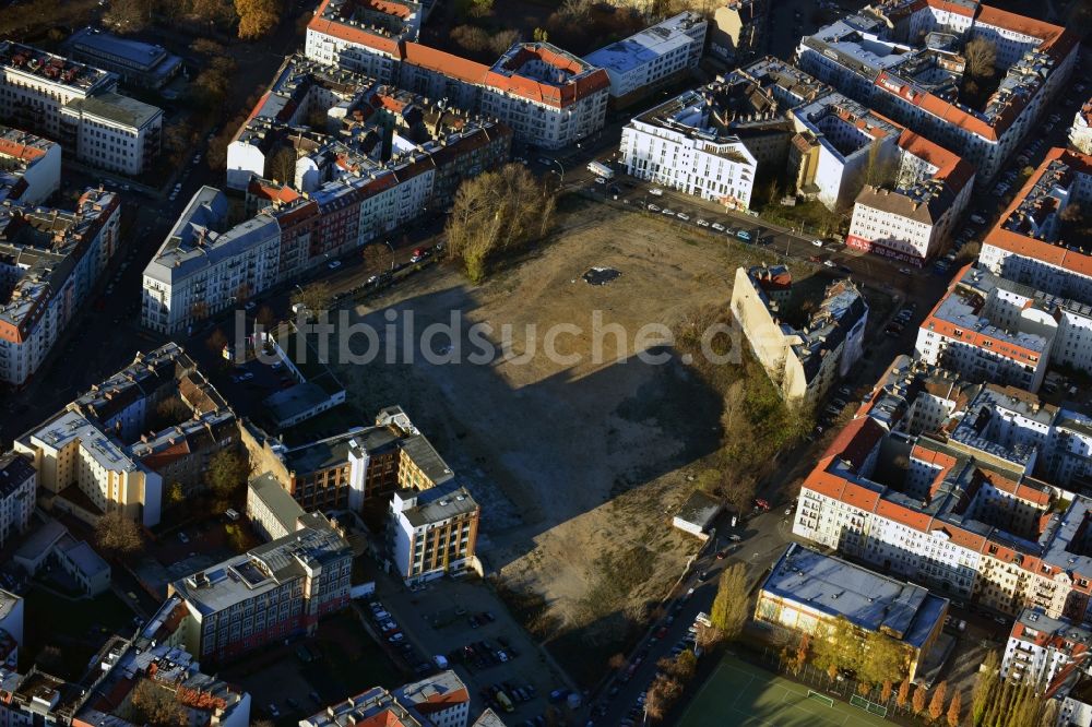 Luftbild Berlin - Abrissfläche des ehemaligen Firmengebäudes der Freudenberg Spezialdichtungsprodukte GmbH&Co. im Wohngebiet an der Boxhagener Straße in Berlin Friedrichshain