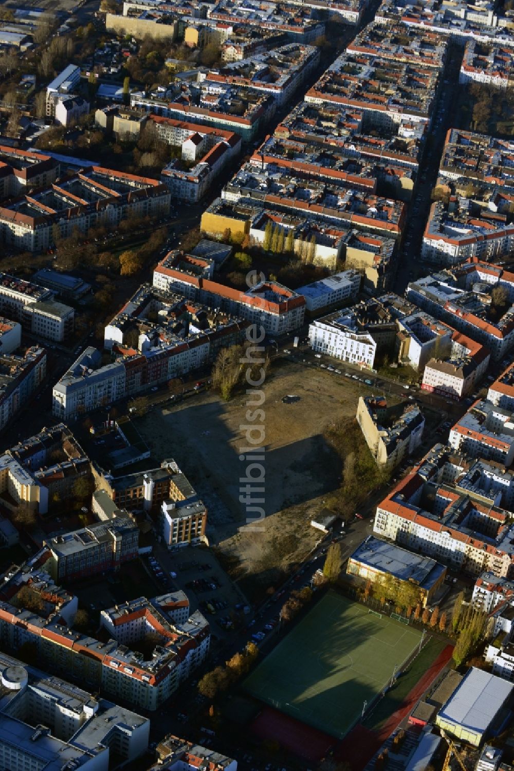 Berlin von oben - Abrissfläche des ehemaligen Firmengebäudes der Freudenberg Spezialdichtungsprodukte GmbH&Co. im Wohngebiet an der Boxhagener Straße in Berlin Friedrichshain