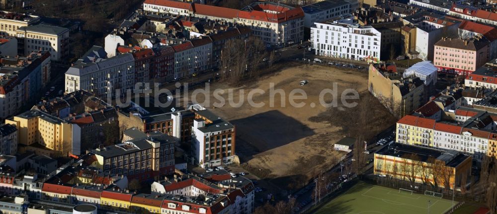 Berlin von oben - Abrissfläche des ehemaligen Firmengebäudes der Freudenberg Spezialdichtungsprodukte GmbH&Co. im Wohngebiet an der Boxhagener Straße in Berlin Friedrichshain