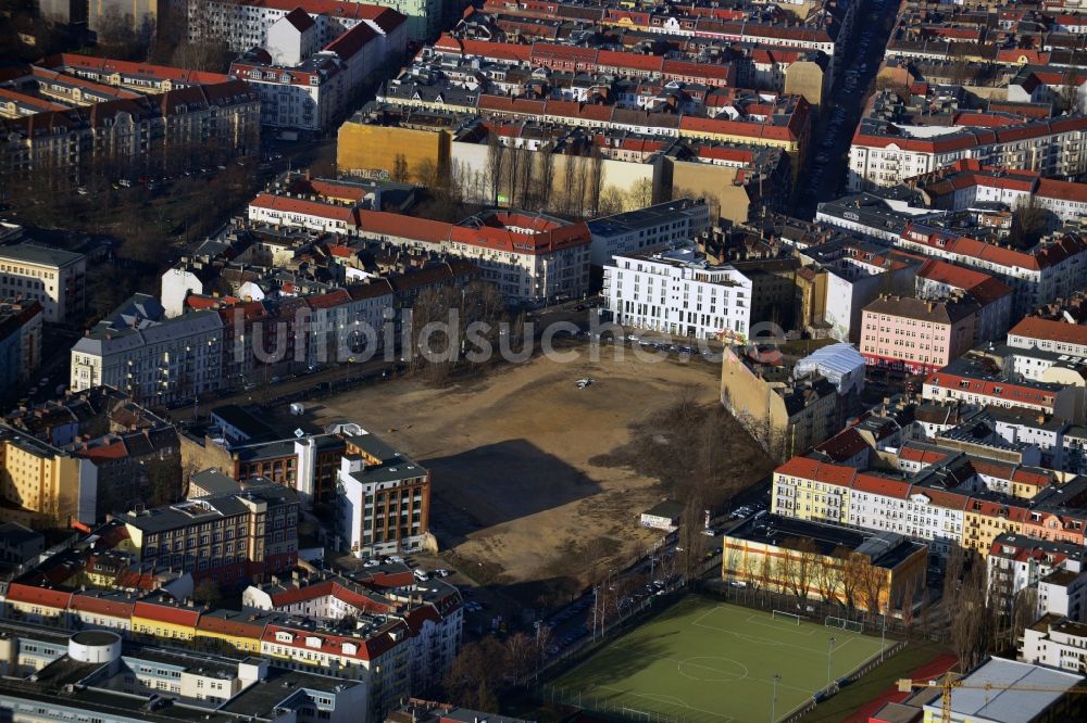 Berlin aus der Vogelperspektive: Abrissfläche des ehemaligen Firmengebäudes der Freudenberg Spezialdichtungsprodukte GmbH&Co. im Wohngebiet an der Boxhagener Straße in Berlin Friedrichshain