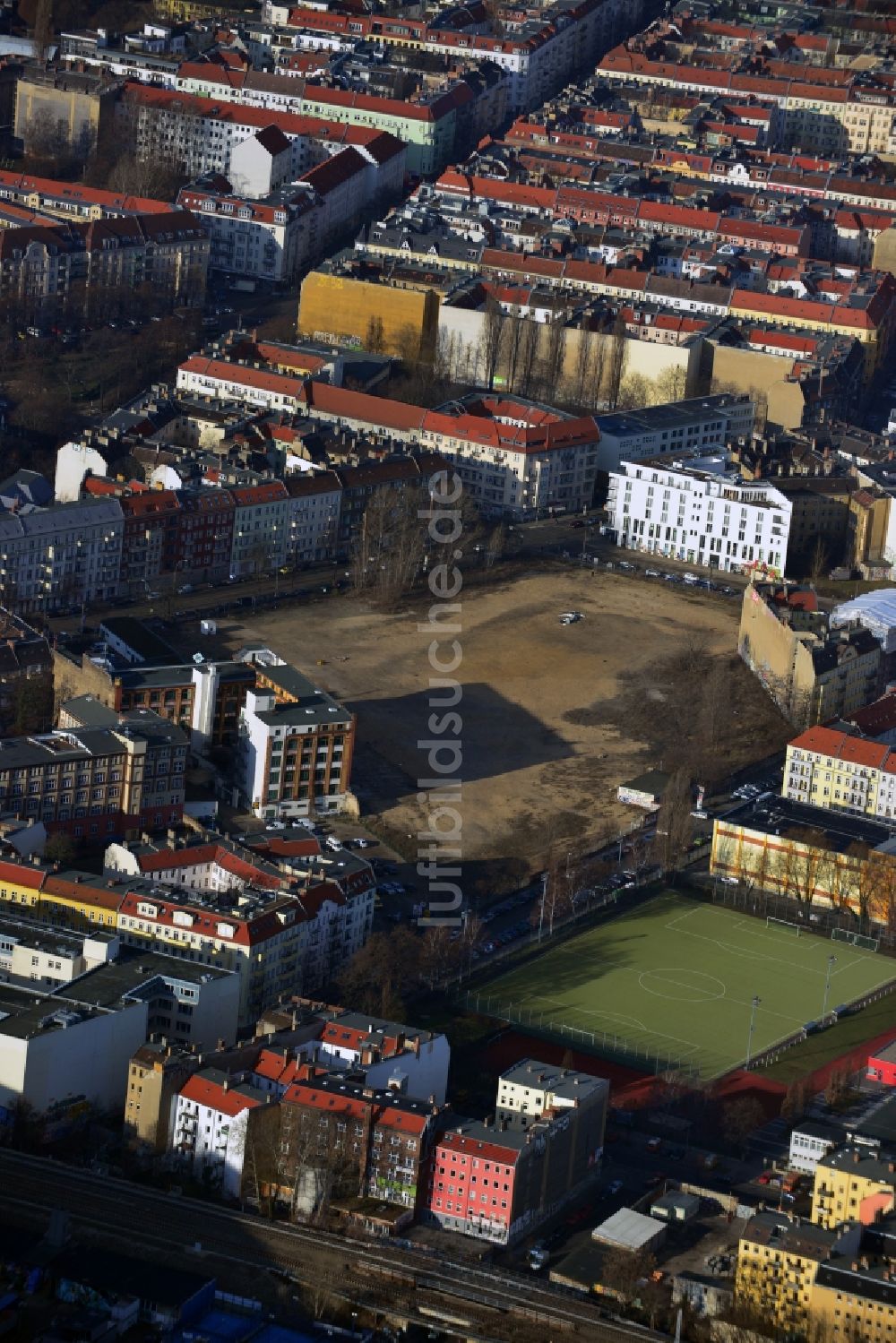 Luftbild Berlin - Abrissfläche des ehemaligen Firmengebäudes der Freudenberg Spezialdichtungsprodukte GmbH&Co. im Wohngebiet an der Boxhagener Straße in Berlin Friedrichshain