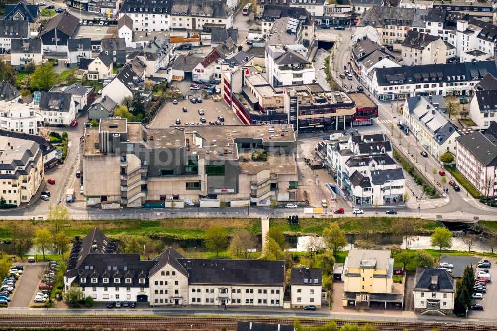 Meschede von oben - Abrissfläche des ehemaligen Kaufhaus- Gebäudes HERTIE am Winziger Platz in Meschede im Bundesland Nordrhein-Westfalen