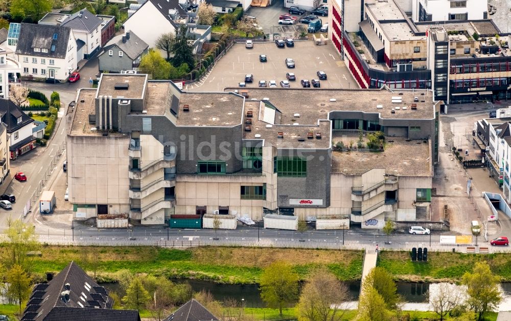 Meschede aus der Vogelperspektive: Abrissfläche des ehemaligen Kaufhaus- Gebäudes HERTIE am Winziger Platz in Meschede im Bundesland Nordrhein-Westfalen