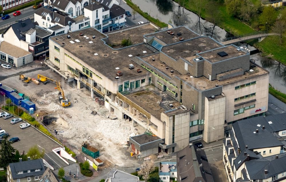 Meschede von oben - Abrissfläche des ehemaligen Kaufhaus- Gebäudes HERTIE am Winziger Platz in Meschede im Bundesland Nordrhein-Westfalen