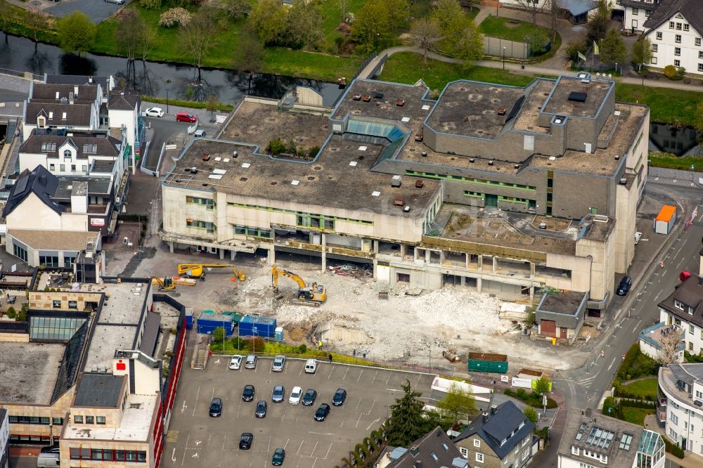 Meschede aus der Vogelperspektive: Abrissfläche des ehemaligen Kaufhaus- Gebäudes HERTIE am Winziger Platz in Meschede im Bundesland Nordrhein-Westfalen