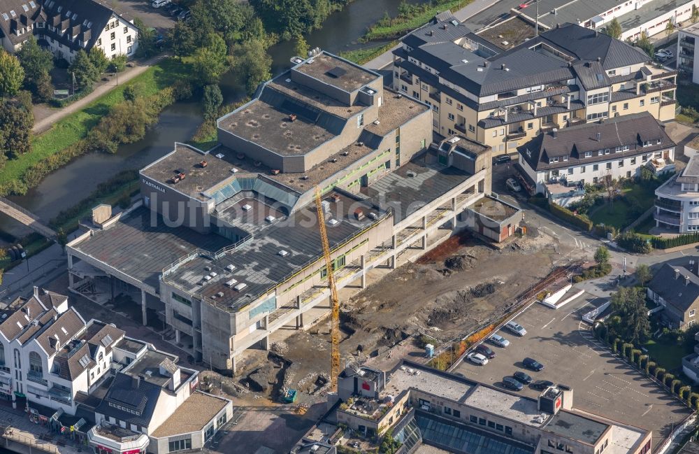 Meschede von oben - Abrissfläche des ehemaligen Kaufhaus- Gebäudes HERTIE am Winziger Platz in Meschede im Bundesland Nordrhein-Westfalen