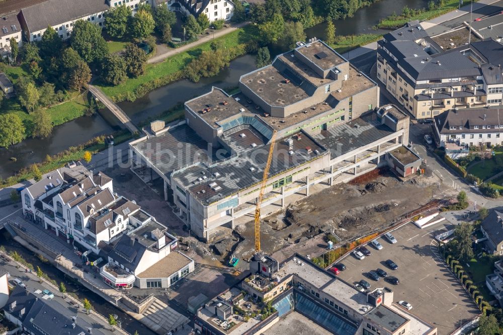 Meschede aus der Vogelperspektive: Abrissfläche des ehemaligen Kaufhaus- Gebäudes HERTIE am Winziger Platz in Meschede im Bundesland Nordrhein-Westfalen