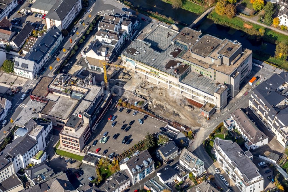 Meschede aus der Vogelperspektive: Abrissfläche des ehemaligen Kaufhaus- Gebäudes HERTIE am Winziger Platz in Meschede im Bundesland Nordrhein-Westfalen