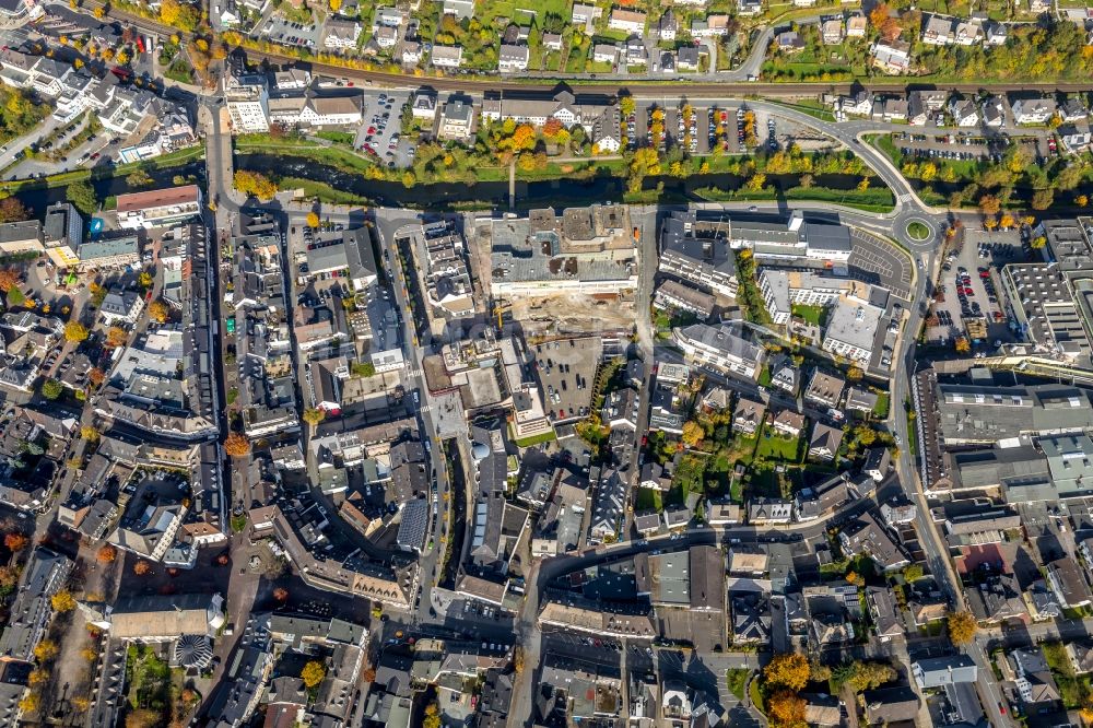 Luftbild Meschede - Abrissfläche des ehemaligen Kaufhaus- Gebäudes HERTIE am Winziger Platz in Meschede im Bundesland Nordrhein-Westfalen